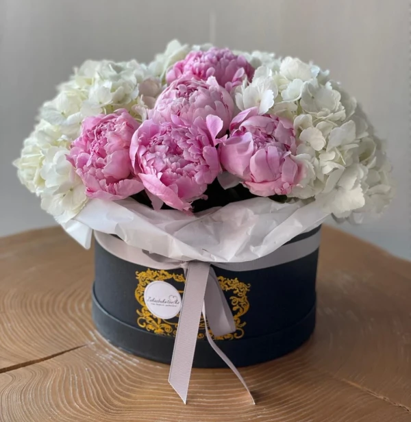 Композиция в коробке "For you" — Композиция в коробке "For you" — цветочная композиция в коробке из гортензий и пионов, оформленная как…